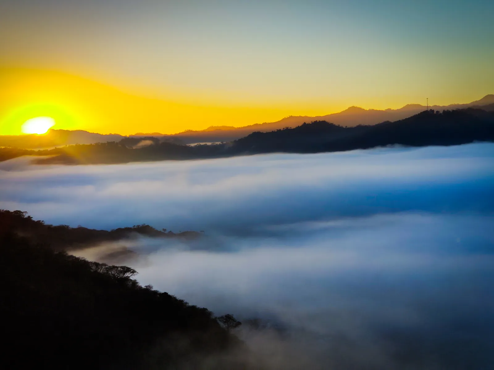 Mar de nubes sobre las montañas de Teupasenti al amanecer